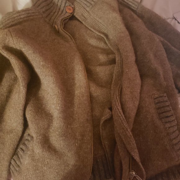 clothes - Picture 4 of 16